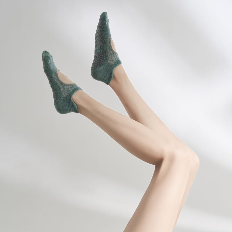 ANTI SLIP SHORT BARREL YOGA SOCKS FOR WOMEN